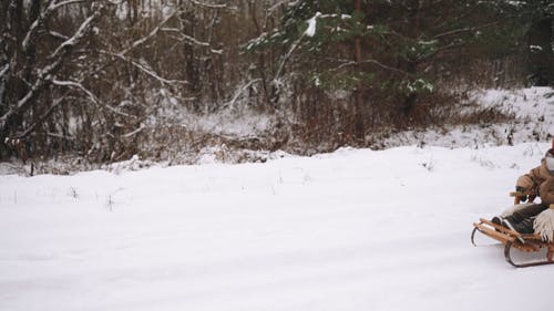 有关下雪的, 下雪的天气, 保暖的衣物的免费素材视频