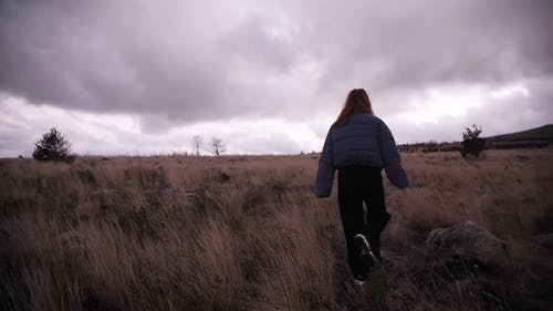 有关人, 多云的天空, 徒步旅行者的免费素材视频