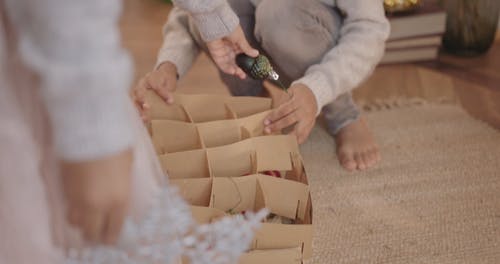 孩子们用装饰品装饰圣诞树 · 免费素材视频