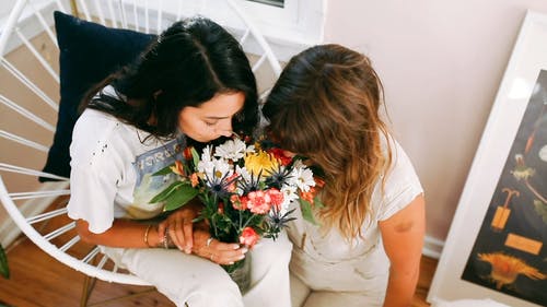 有关一对, 一束鲜花, 同志文化的免费素材视频