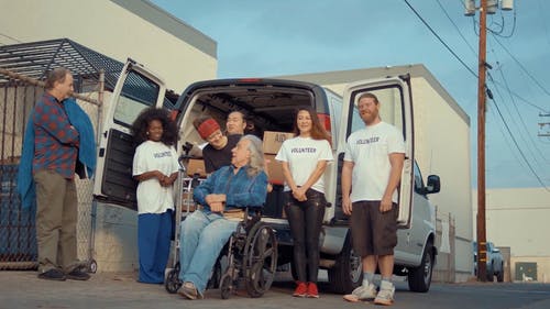 有关交付, 伸出援手, 低角度拍摄的免费素材视频