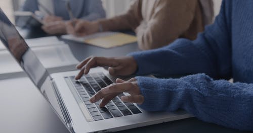 有关在家工作, 在桌子上, 手的免费素材视频