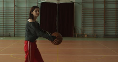 有关咖啡色头发的女人, 大厅, 女人的免费素材视频