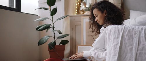 有关倚, 坐下, 女人的免费素材视频