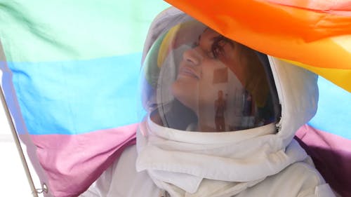 女航天员与同性恋骄傲旗帜 · 免费素材视频