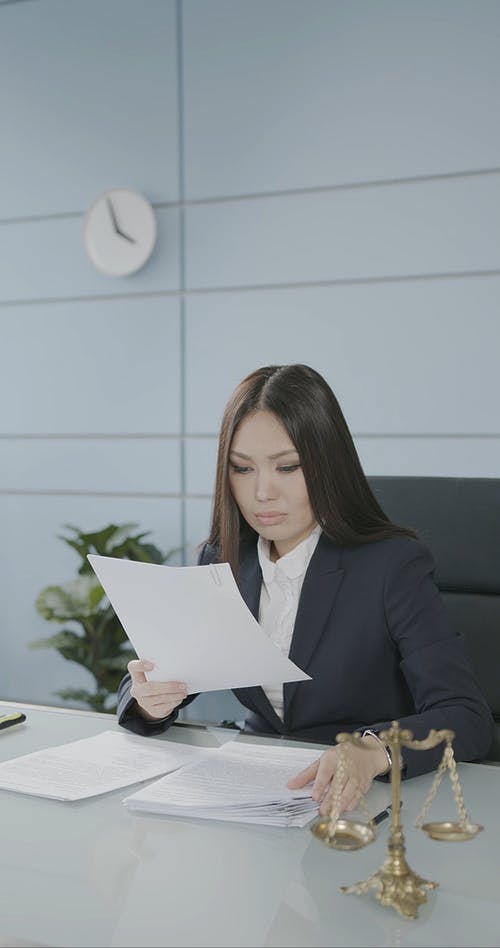 有关坐, 女人, 室内的免费素材视频