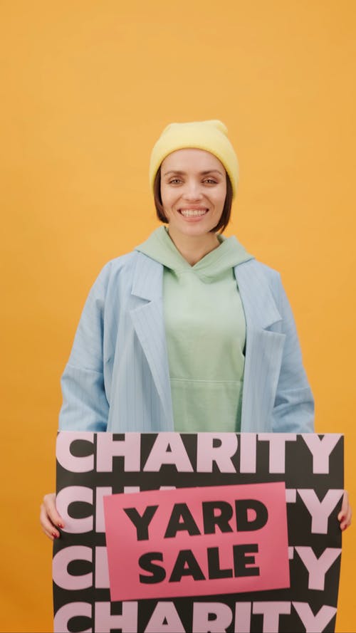 一个女人抱着一个慈善院子海报 · 免费素材视频