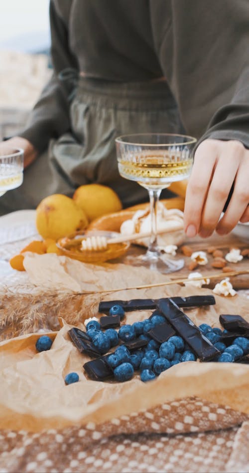 有关吃, 坐, 垂直视频的免费素材视频