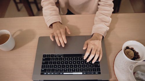 有关在家, 坐, 女人的免费素材视频