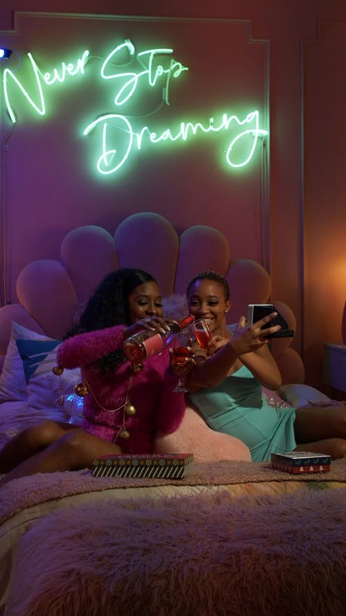 两位女士在床上喝红酒 · 免费素材视频