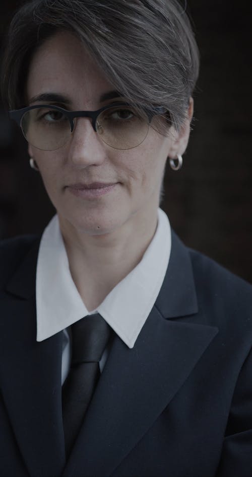 有关严肃, 垂直视频, 女人的免费素材视频