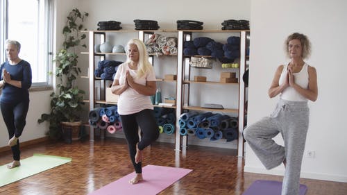 老年妇女做瑜伽 · 免费素材视频