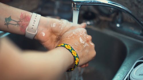 有关厨房水槽, 手, 水龙头的免费素材视频