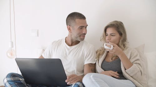 男人和女人看着笔记本电脑互相交谈 · 免费素材视频