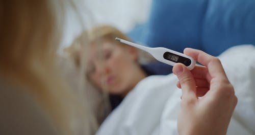 有关不适, 发热, 女孩的免费素材视频