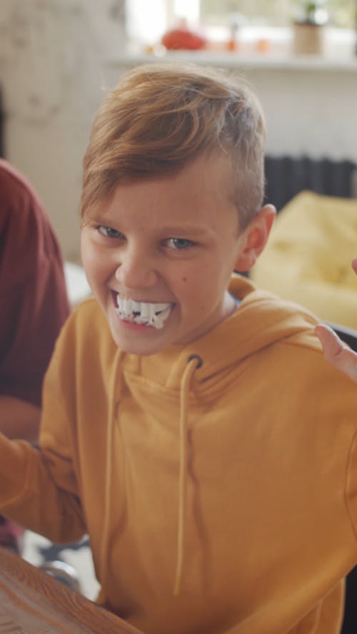 一个男孩穿着吸血鬼的毒牙 · 免费素材视频