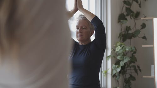 女人在做瑜伽 · 免费素材视频