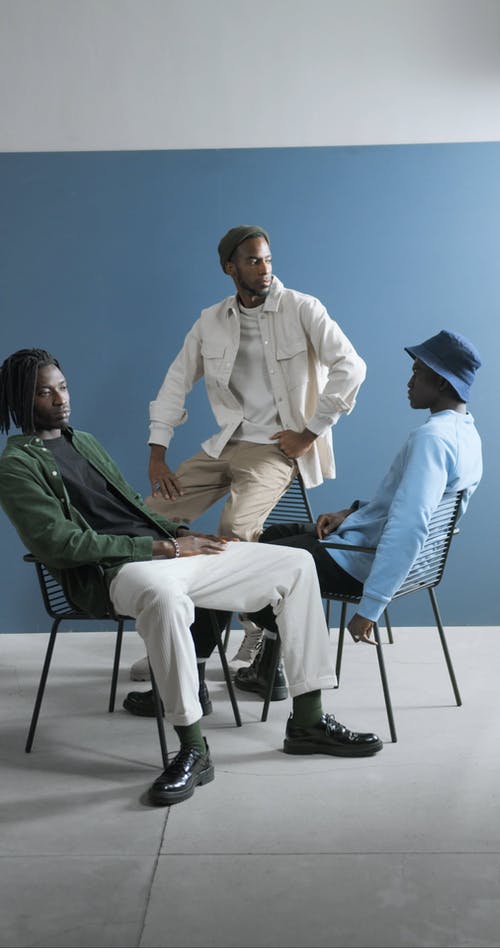 有关休闲服装, 全景, 坐的免费素材视频