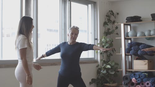 一群做瑜伽的妇女 · 免费素材视频