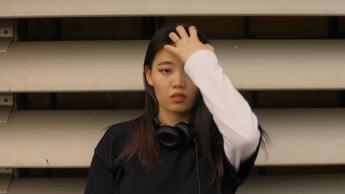 有关人, 修理头发, 年轻女子的免费素材视频