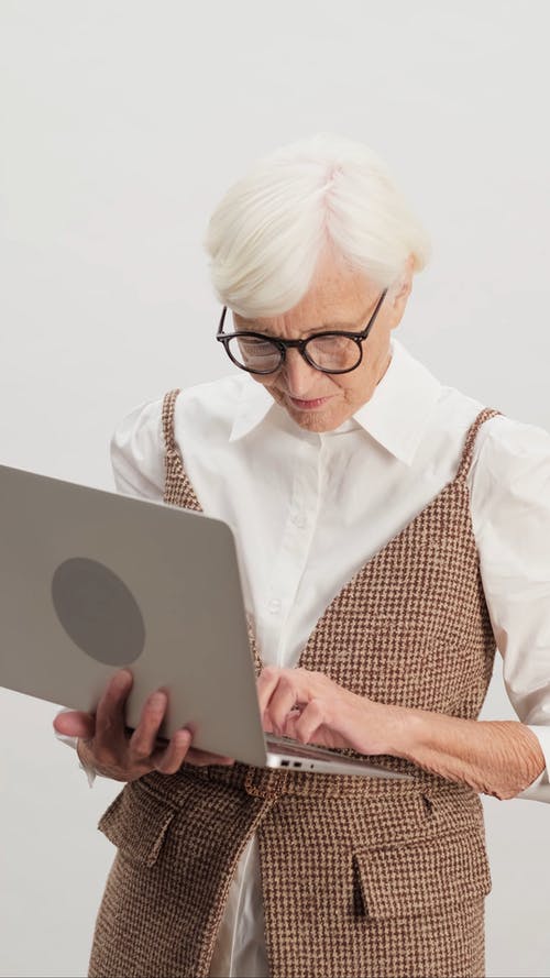 有关互联网, 在笔记本电脑上工作, 垂直视频的免费素材视频