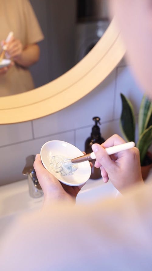 有关乳液, 刷子, 垂直视频的免费素材视频