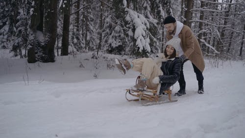 有关一对, 下雪的, 享受的免费素材视频