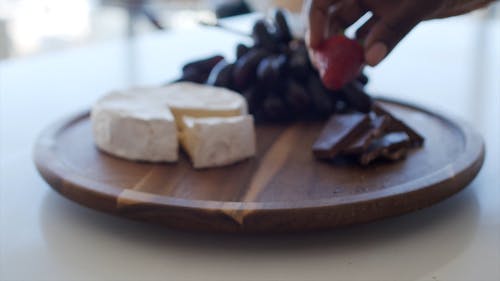 准备水果和奶酪拼盘 · 免费素材视频