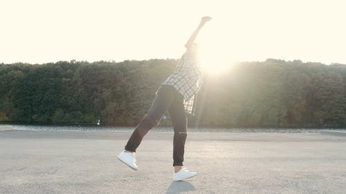 有关城市, 年轻的成年人, 性能的免费素材视频