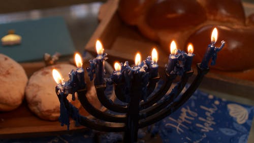 桌上的犹太食物和光明节烛台 · 免费素材视频