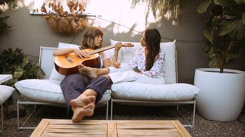 有关一对, 原声吉他, 同志文化的免费素材视频