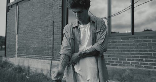 有关人, 修理, 看着相机的免费素材视频