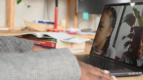 有关在家, 在线课程, 在肩膀上的免费素材视频