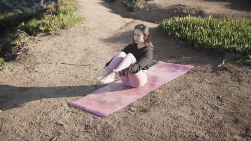 女人在做瑜伽 · 免费素材视频