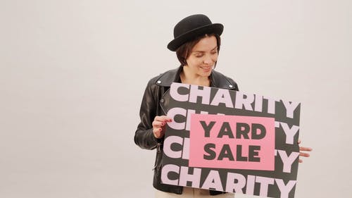 一个女人抱着一个慈善院子海报 · 免费素材视频