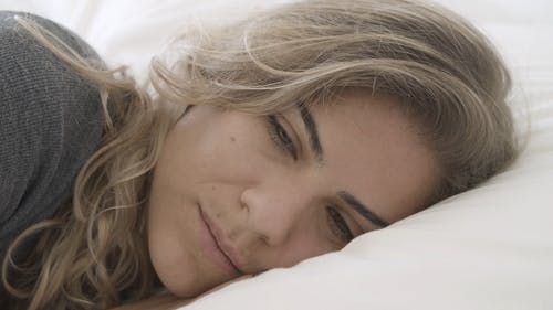 女人在床上醒来的特写视图 · 免费素材视频