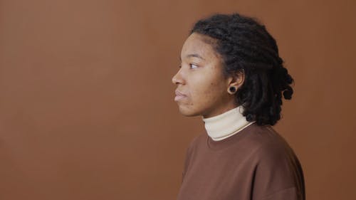 有关女孩, 卷卷的, 棕色的免费素材视频