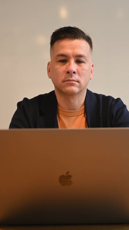 有关MacBook, 人, 休闲装的免费素材视频