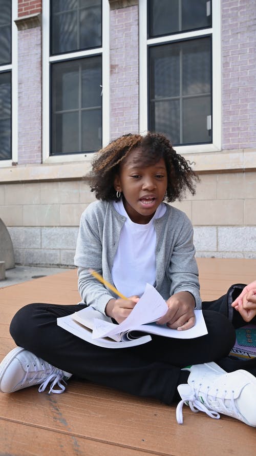 有关分配, 功课, 坐的免费素材视频