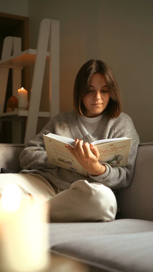 有关人, 坐, 垂直视频的免费素材视频