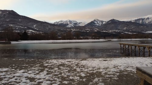 有关冬季, 冰冻的湖面, 山边的免费素材视频