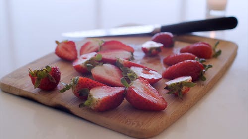 片在砧板上的草莓 · 免费素材视频