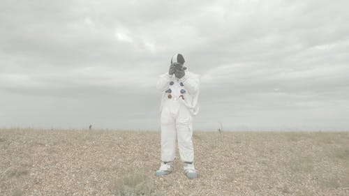 宇航员拍照 · 免费素材视频