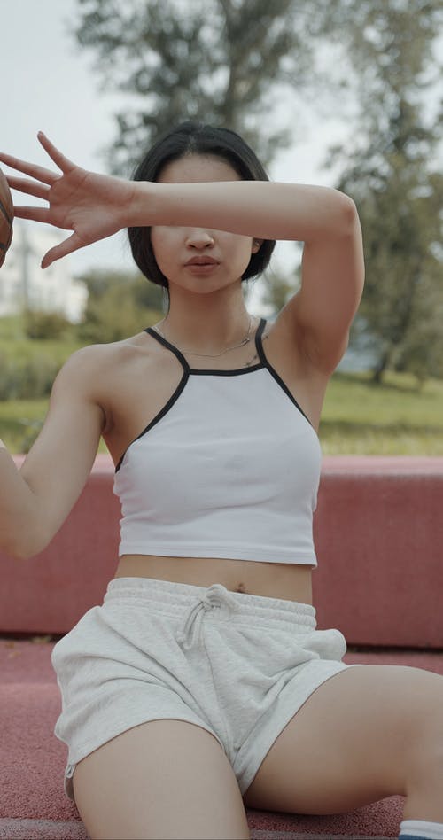 年轻女子在摆姿势时打篮球 · 免费素材视频
