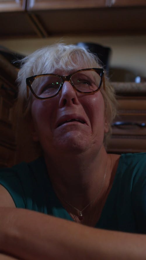 针对一名老年妇女的家庭暴力 · 免费素材视频