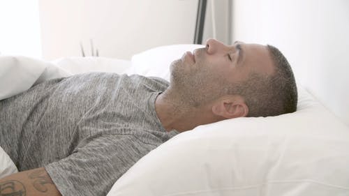 躺在床上的男人 · 免费素材视频