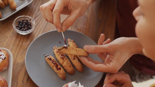 装饰具有食用血迹效果的手指外观饼干 · 免费素材视频