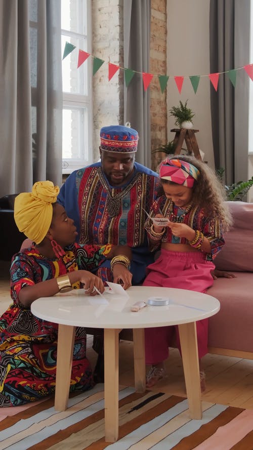 写在纸上的女孩 · 免费素材视频