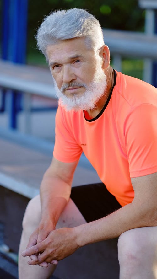 有关坐, 垂直视频, 有胡子的的免费素材视频