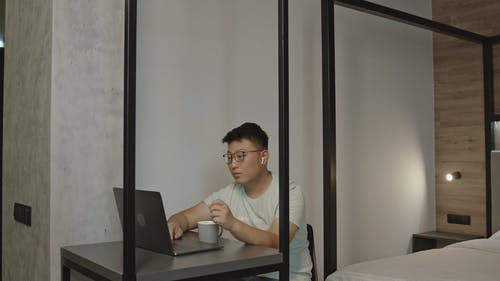 有关人, 喝咖啡, 在家的免费素材视频